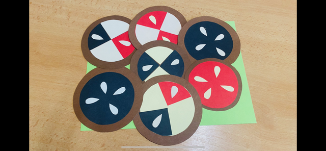 Výroba koláčů z barevného papíru