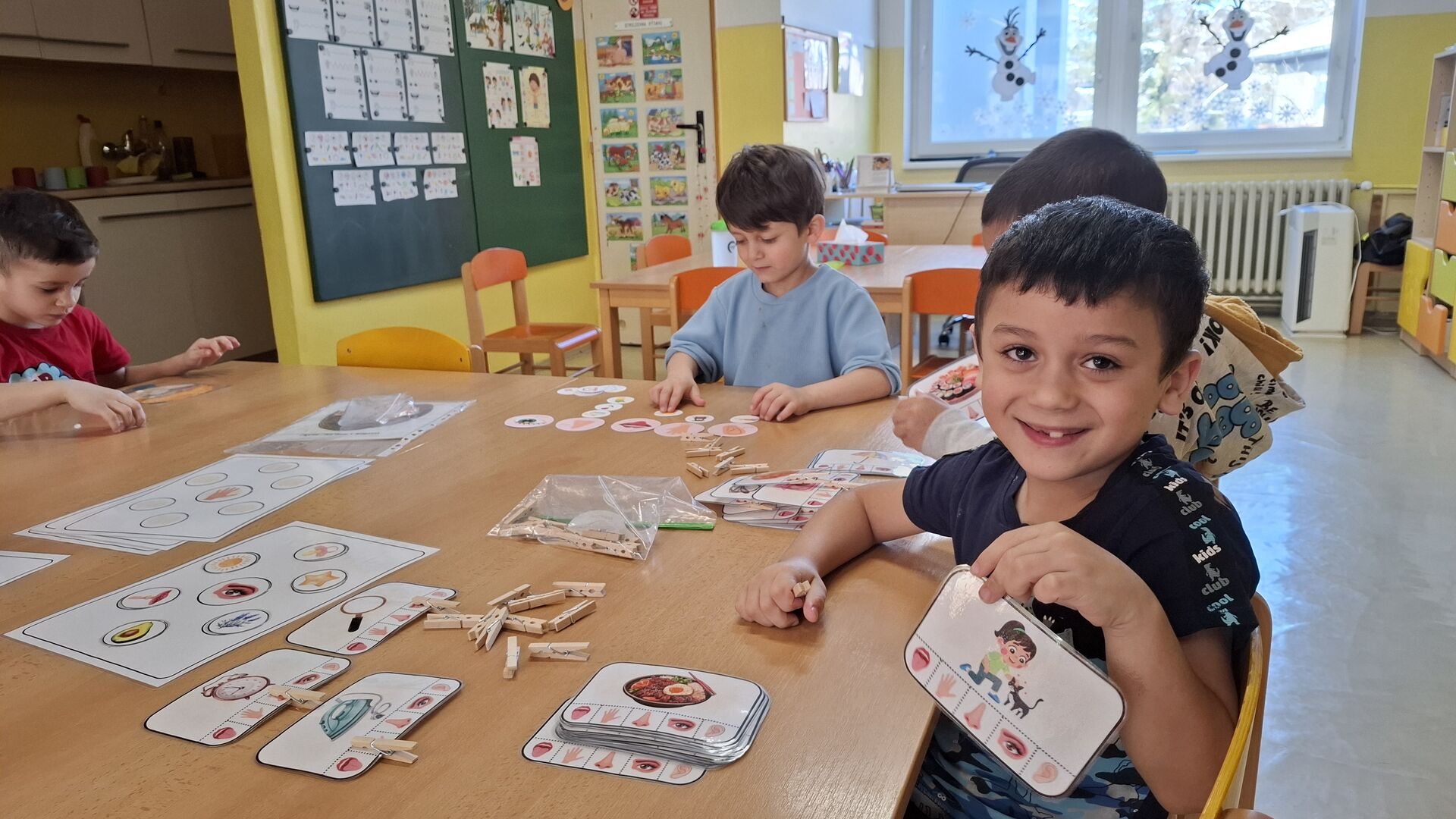 Samostatná práce u stolečků