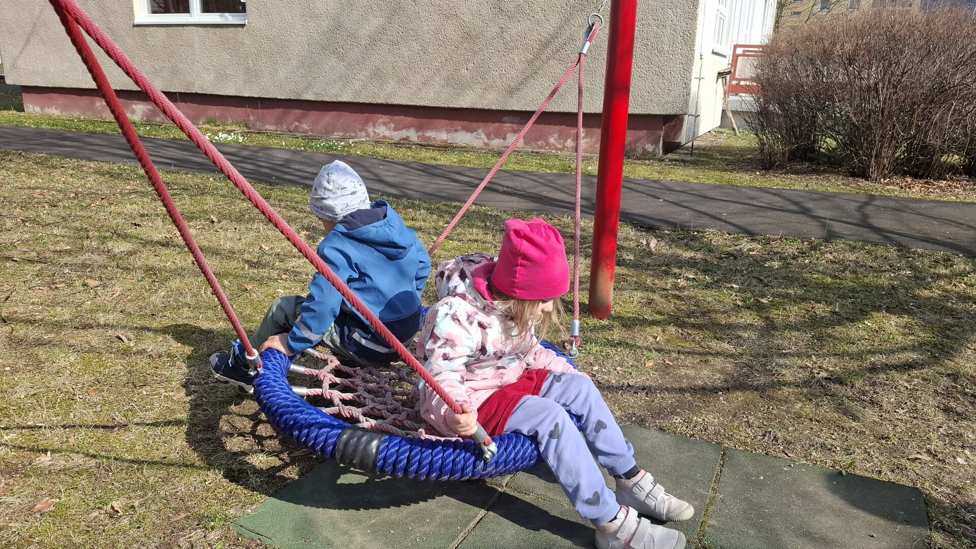 Jaro na školní zahradě