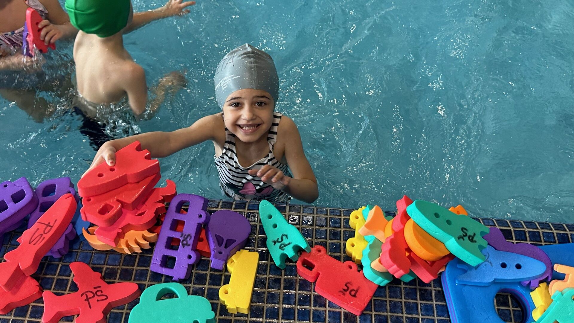 Máme za sebou už třetí lekci plavání