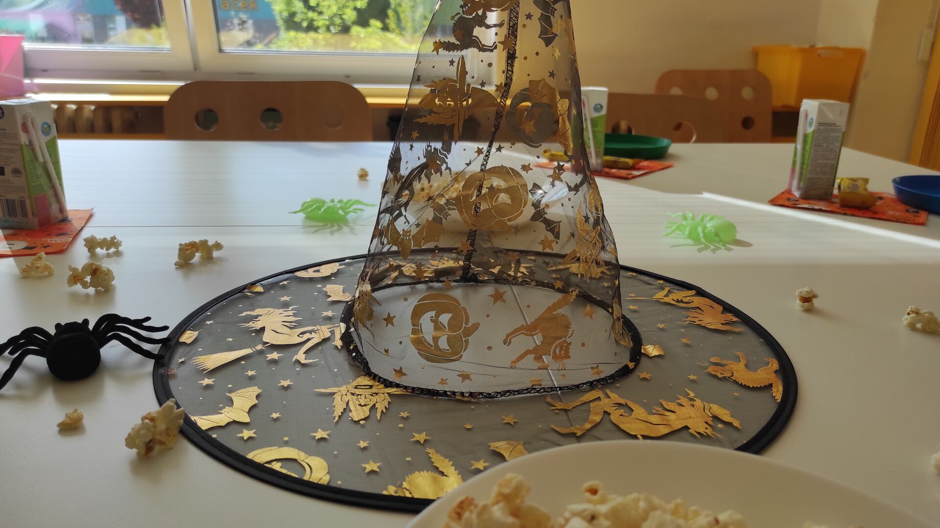 Čarodějnice Jára opět přiletěla