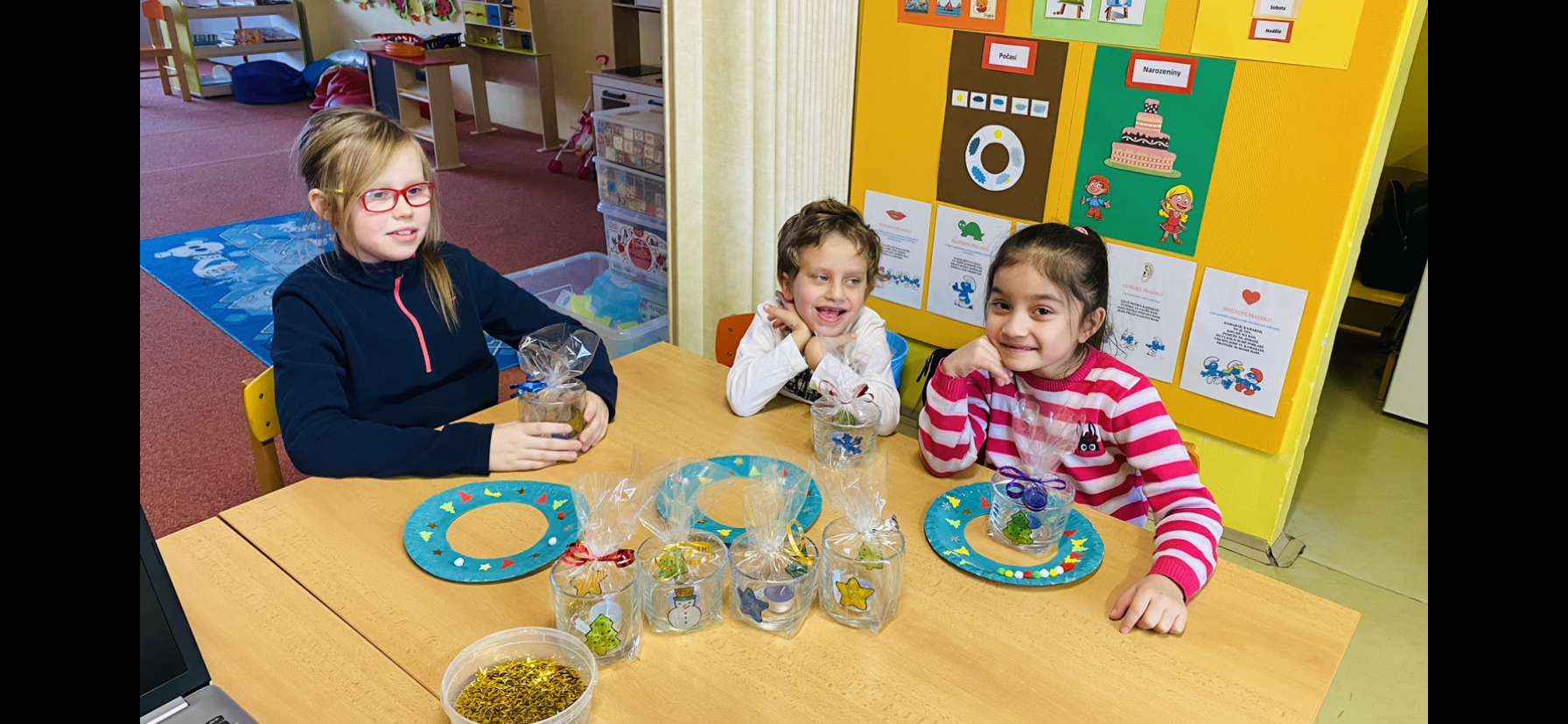 Vánoční vyrábění papírových věnců a dárečků pro rodiče